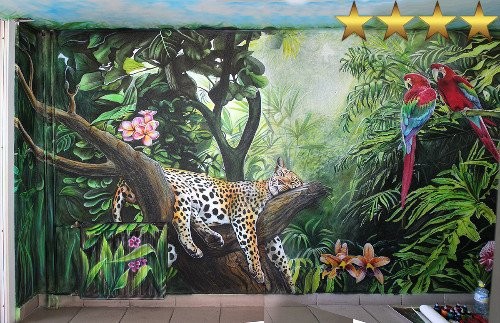 Рисунки на стенах в подъезде в Москве: джунгли на 17 этаже