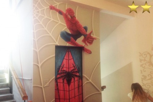 Детский рисунок на лифте в подъезде  «Spider man»