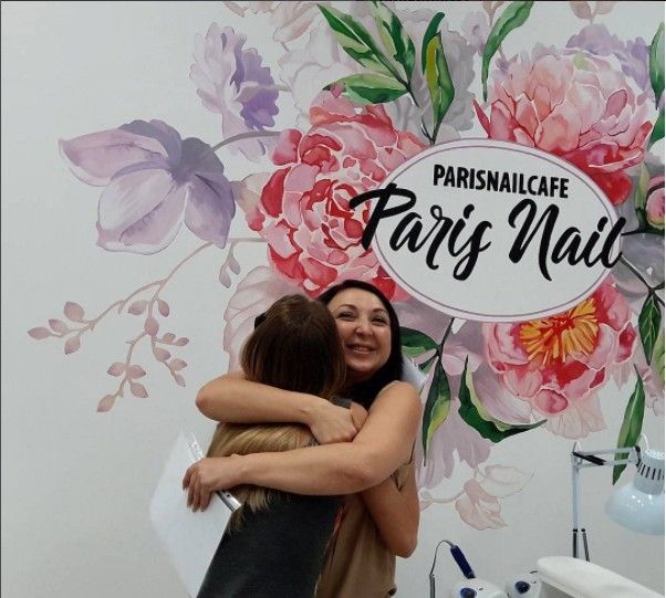 Роспись стены в школе маникюра педикюра ParisNailSchool