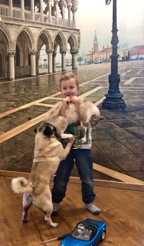 Довольные клиенты, роспись на стене