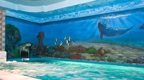 Аэрография на стенах в бассейне морской стиль