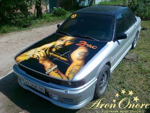 "2 PAC" на капоте Mitsubishi Galant